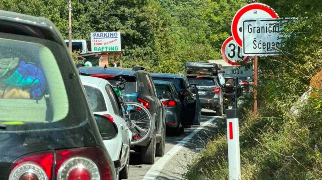 Kilometarska kolona na Šćepan Polju: Na ulaz u BiH se čeka po sat i po