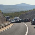 Teška saobraćajna nesreća kod Stoca: Više osoba povrijeđeno, saobraćaj potpuno obustavljen