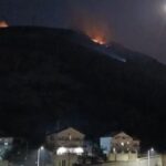 Trebinje prekriveno dimom, vatrogasci i volonteri pokušavaju spriječiti širenje požara prema kućama i šumi