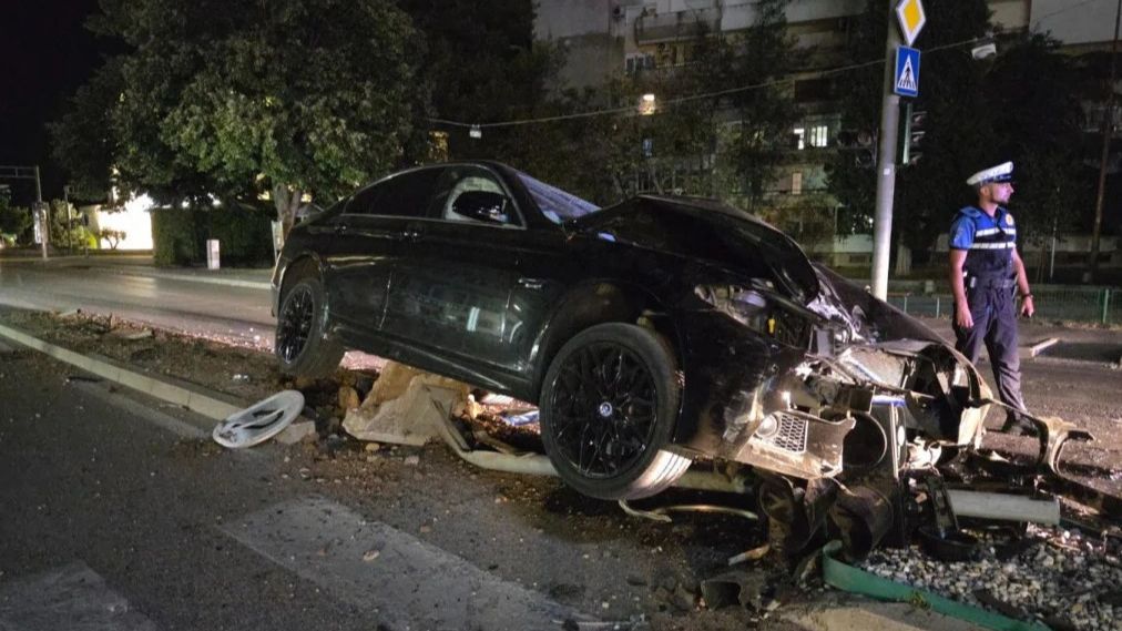 Automobilom srušio semafor i dva stuba u Mostaru, dio ulice ostao bez struje