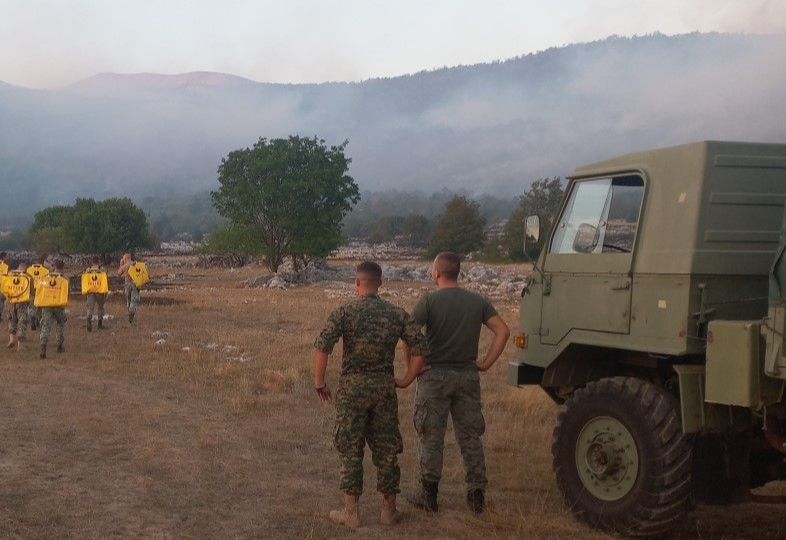OS BiH u akciji: Helikopter iznad Bosanskog Grahova, 30 vojnika gasi požar u Nevesinju