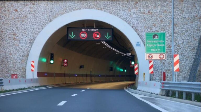 Zbog saobraćajne nesreće u tunelu Hercegovina potpuno je obustavljen saobraćaj na dionici Međugorje – Počitelj. Screenshot