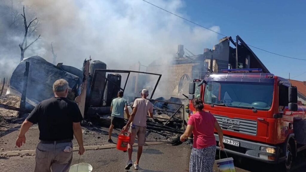 Veliki požar izbio u firmi Namještaj MS i porodičnoj kući Humkića, prije svega nekoliko sati preminuo im je otac