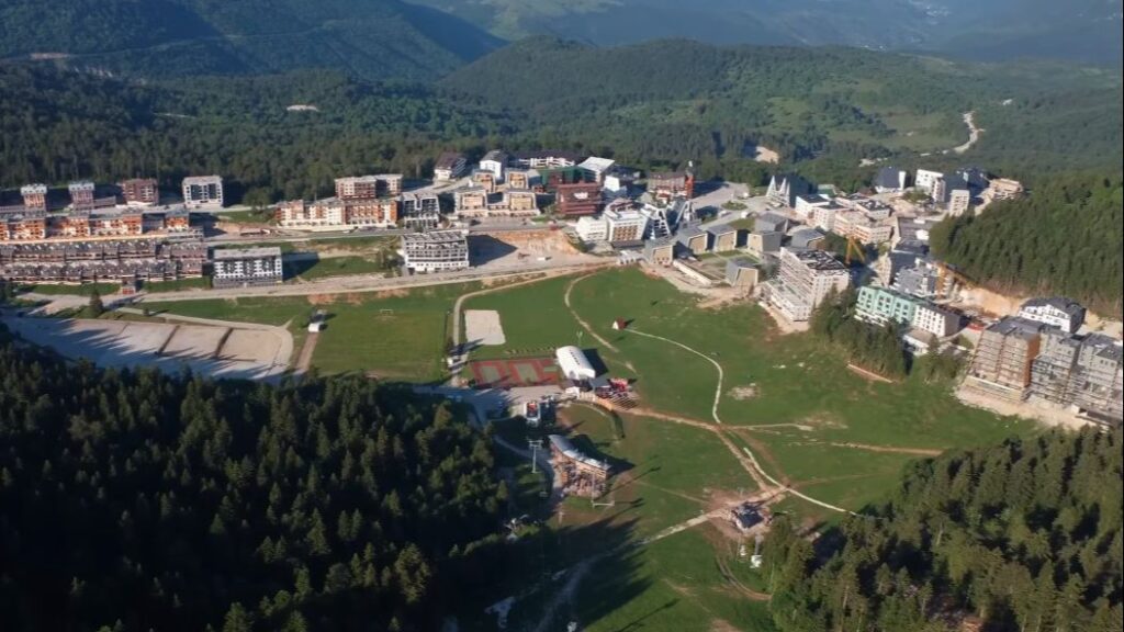 Teška nesreća kod Sarajeva: Četverociklom udarili u stablo, dvije osobe teško povrijeđene