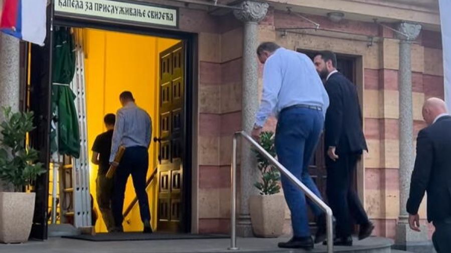 Dodik sa svijećom u ruci odao počast ratnom zločincu Ratku Mladiću