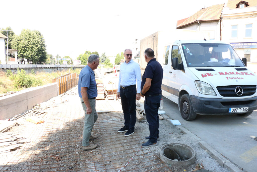 Novi izgled pješačke staze kod “Mosta s kipovima”