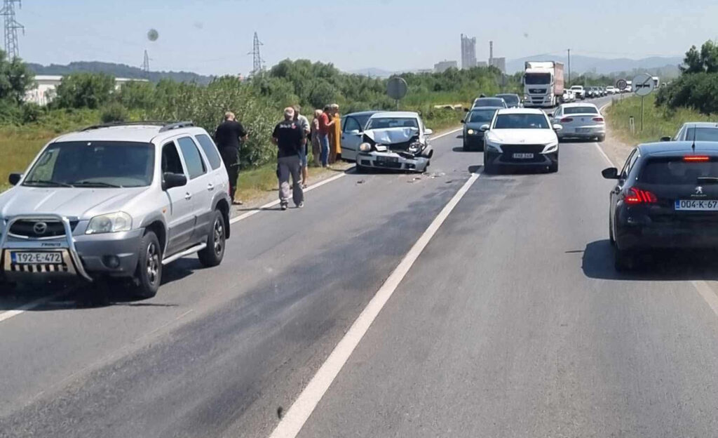 U sudaru tri vozila kod Lukavca nema povrijeđenih, pričinjena materijalna šteta