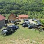 Velika akcija Granične policije: U Foči zaplijenjeno 11 vozila iz Velike Britanije, uhapšen krijumčar