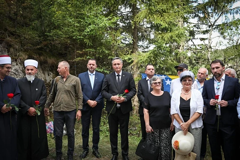 Bećirović odao počast nevinim žrtvama na Korićanskim stijenama