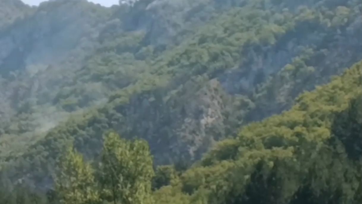 Još uvijek se dimi iznad požarišta. Screenshot