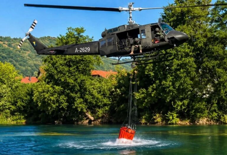Helikopter OS BiH izbacio 53.000 litara vode. OS BIH