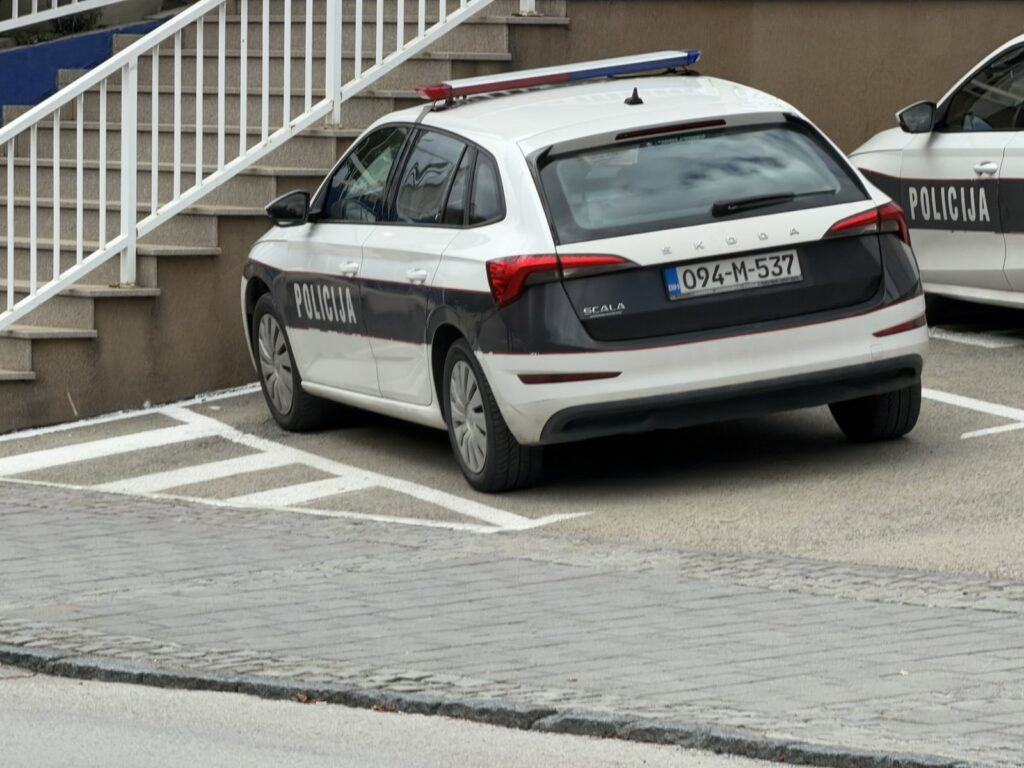 Osnovac u školi u Tuzli prijetio drugoj djeci, intervenisala policija