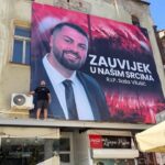 Veliki transparent u centru Tuzle posvećen Saši Vilušiću postavio je njegov prijatelj, u znak sjećanja na prerano preminulog Tuzlaka