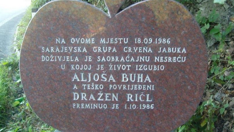 Spomen-ploča na mjestu pogibije članova "Crvene Jabuke". Jabuka.tv
