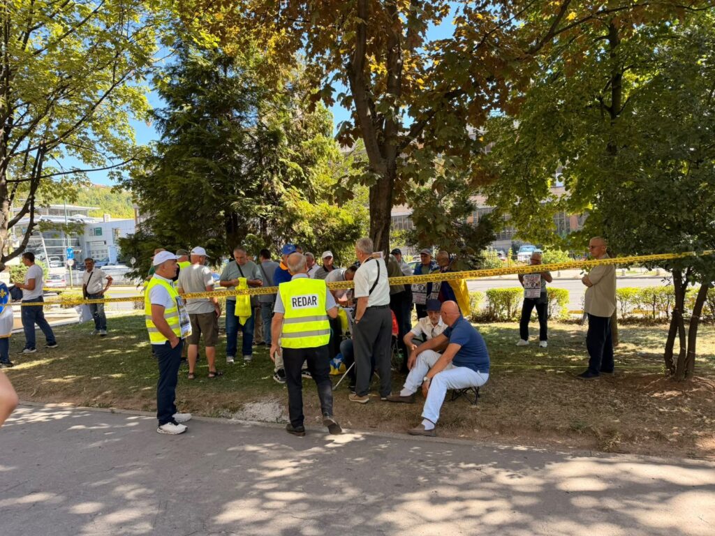Počeo protest boraca ispred zgrade Vlade FBiH: Traže da im se riješi status i omogući ostvarenje prava