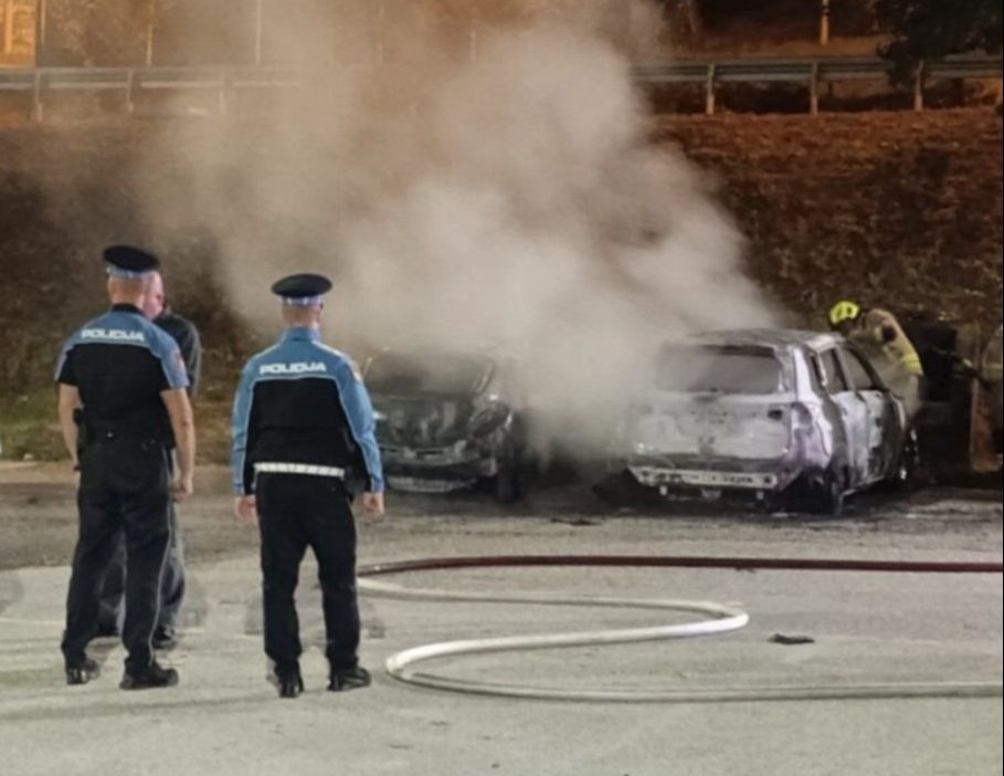 Policija i vatrogasci na terenu. Crna hronika