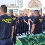 Video / Posljednji ispraćaj vatrogasca Emira Mujića: Kolege ga vatrogasnim vozilima ispratile do Kraljeve džamije