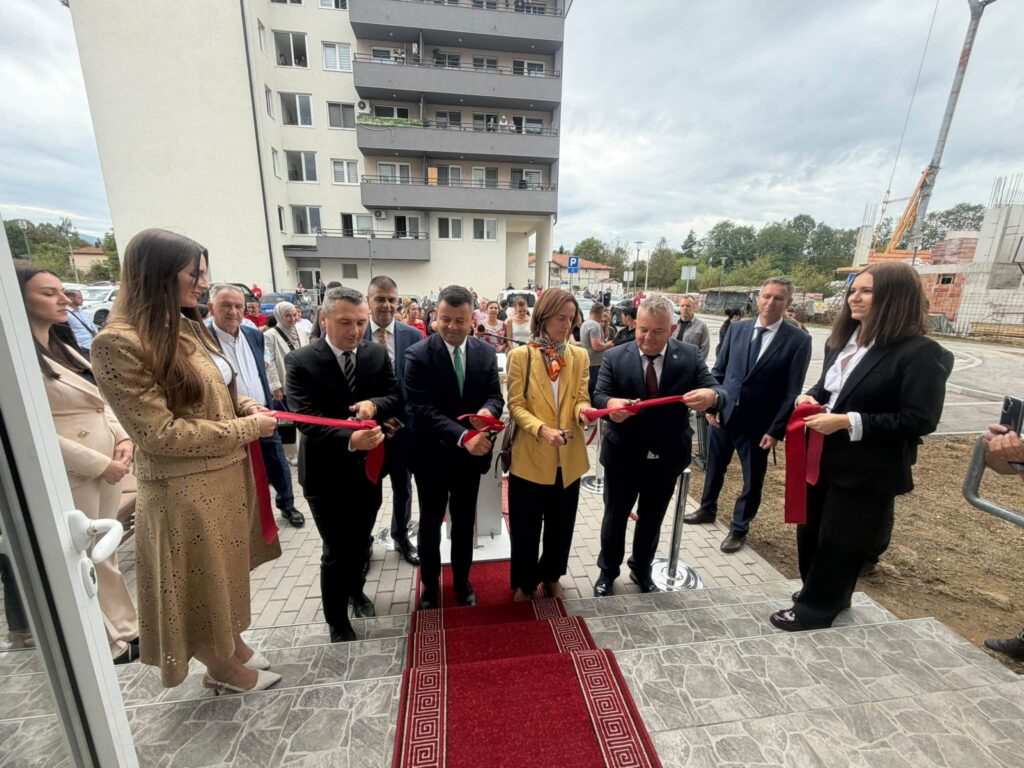 U Živinicama 24 porodice dobile ključeve novih domova: Ministar Hurtić uručio ključeve korisnicima CEB II projekta