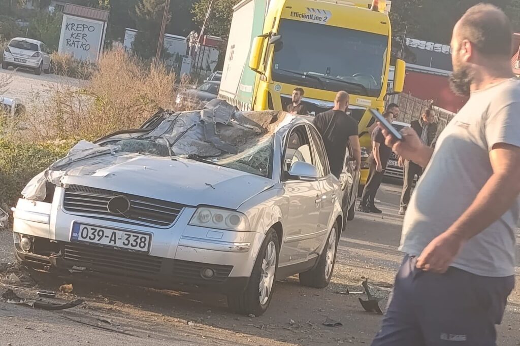 Automobil pao na krov automobila u Sarajevu, tri osobe povrijeđene