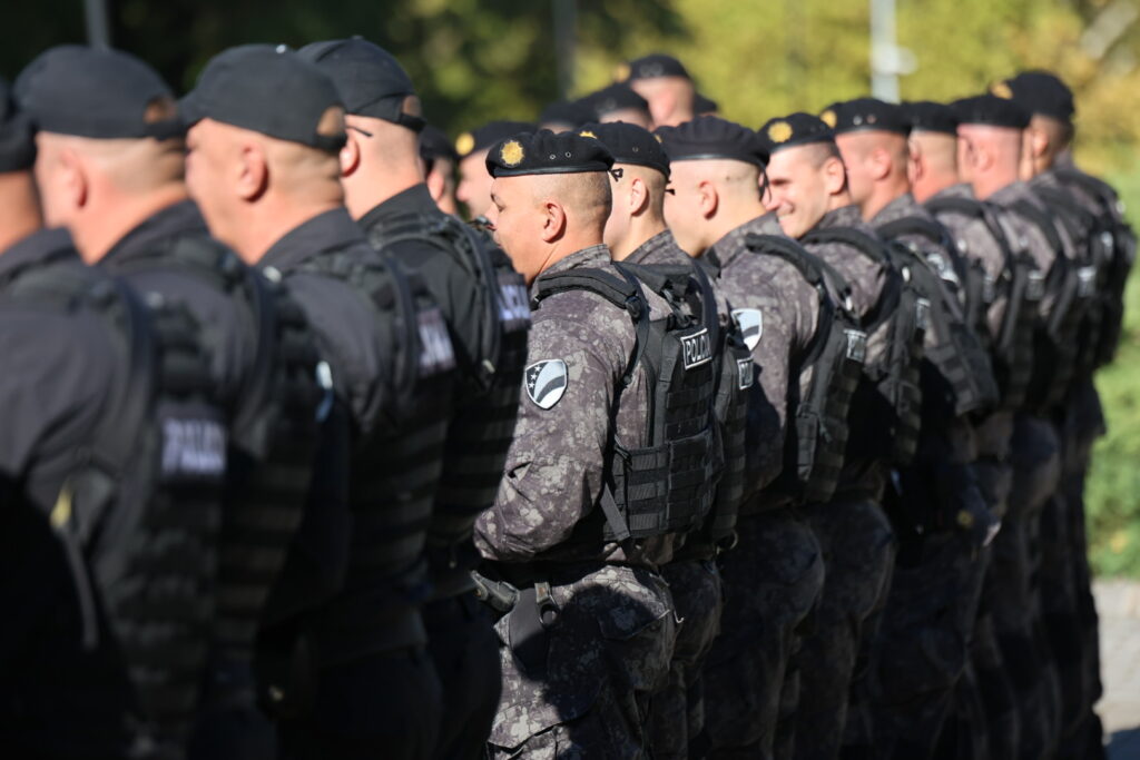 Filmska potjera u Tuzli: Bježao policiji, razbio dva službena vozila, zapalio svoj automobil i bio u bijegu, sinoć uhapšen!