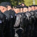 Filmska potjera u Tuzli: Bježao policiji, razbio dva službena vozila, zapalio svoj automobil i bio u bijegu, sinoć uhapšen!