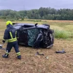Automobil se prevrnuo bočno, troje povrijeđeno