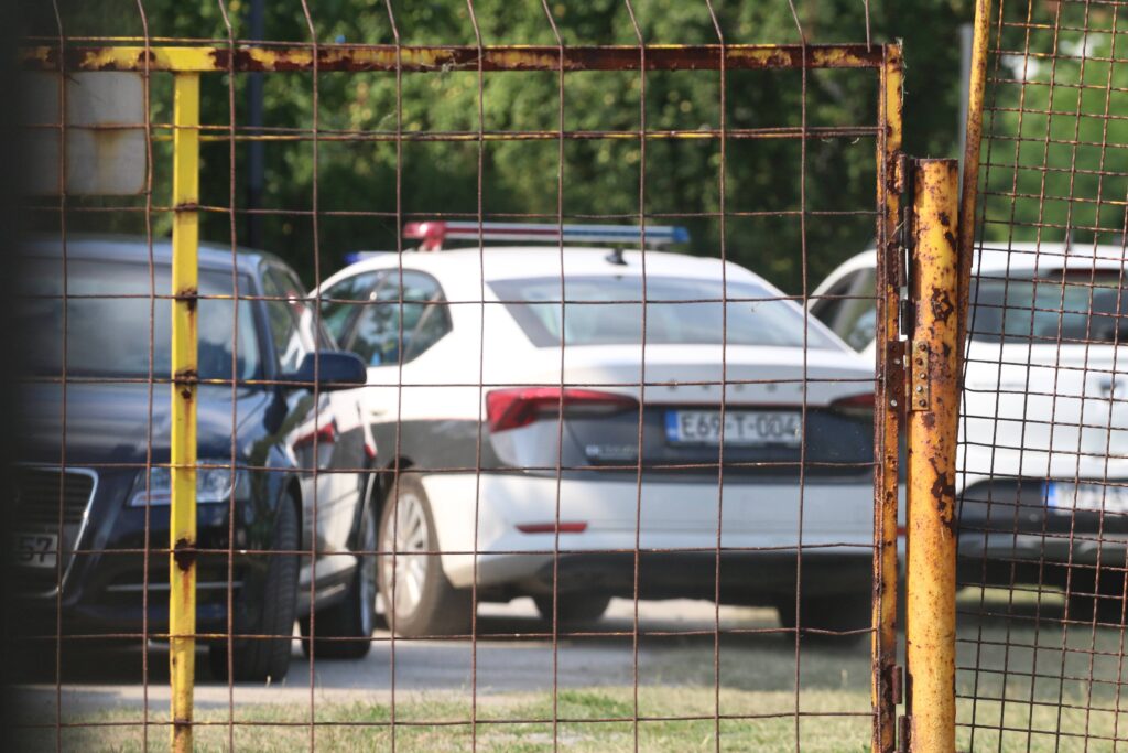 Dvojica muškaraca se posvađala pred školom u Tuzli, izmirili se kad je došla policija