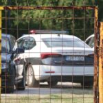 Dvojica muškaraca se posvađala pred školom u Tuzli, izmirili se kad je došla policija