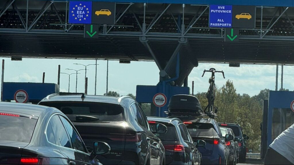 Duga kolona putničkih vozila zabilježena je na izlazu iz BiH na graničnom prijelazu Izačić