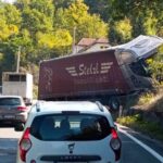Video / Kamion izletio sa ceste u nesreći kod Konjica, saobraćaj otežan