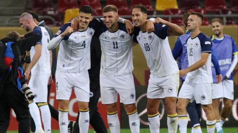 Fotografija koja je postala hit, Tarik, Jovo i Nikola zagrljeni: Ovo je Bosna i Hercegovina