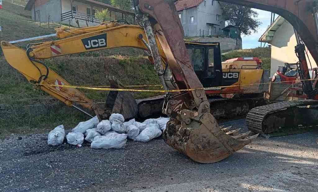 MUP TK: U akciji na suzbijanju ilegalne eksploatacije uglja oduzete radne mašine, novac i drugi predmeti (FOTO)