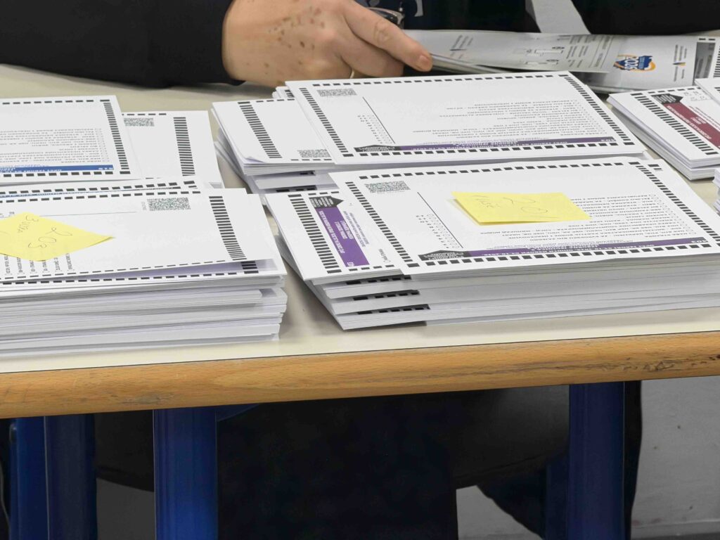 CIK naložio ručno brojanje i otvaranje vreća s glasačkim listićima sa 17 biračkih mjesta