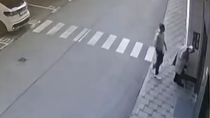 Starija žena brutalno opljačkana na ulici u centru Sarajeva (VIDEO)