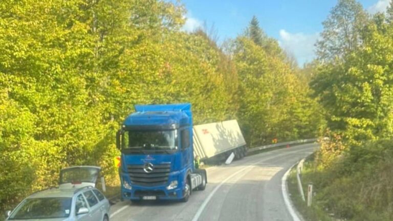 Prikolica završila na zaštitnoj ogradu uz cestu. Vijesti.ba