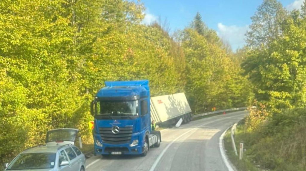 Prikolica završila na zaštitnoj ogradu uz cestu. Vijesti.ba
