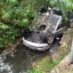Stravičan prizor u BiH: Automobil udario u stub i prevrnuo se na krov u kanalu