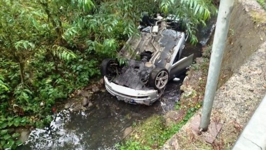 Automobil smrskan nakon udara u stub. Vatrogasno spasilačka brigada Banja Luka