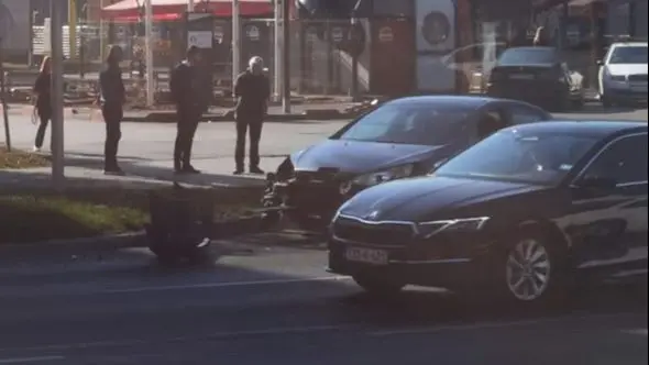 Automobil slupan u udesu u Sarajevu, policija na terenu