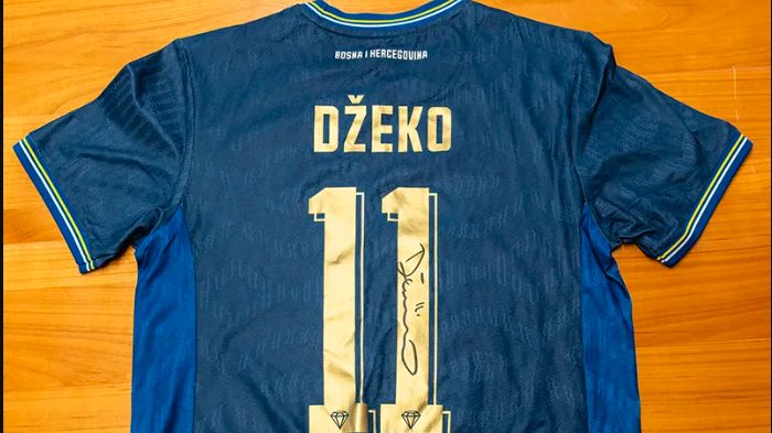 Oproštajni Džekin dres sa potpisom. FOTO: Pomozi.ba