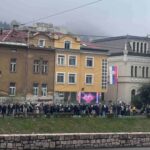Nezapamćena gužva ispred Ambasade Srbije u Sarajevu: Dugački redovi za glasanje