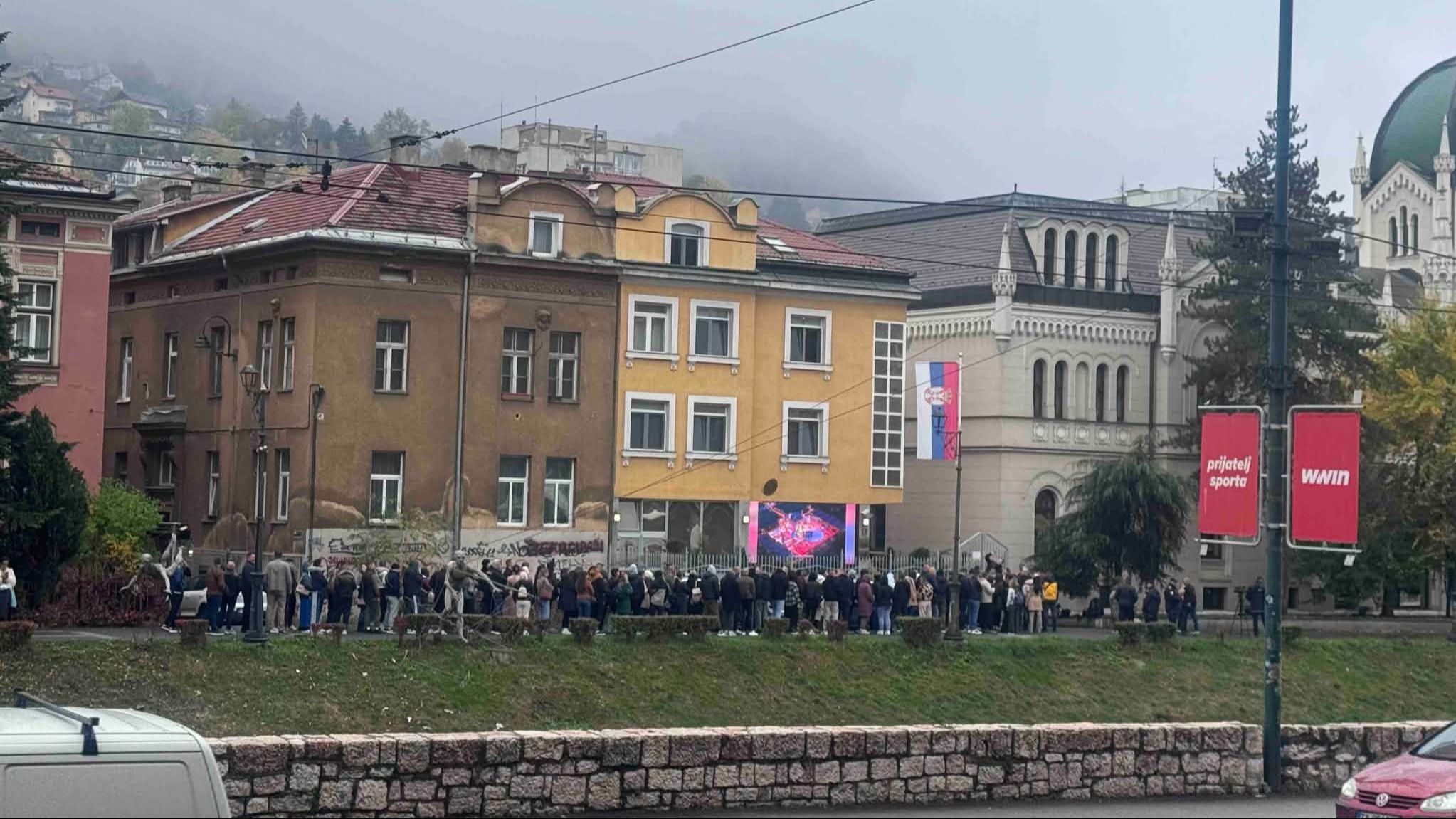 Veliki broj ljudi pred Ambasadom. Avaz