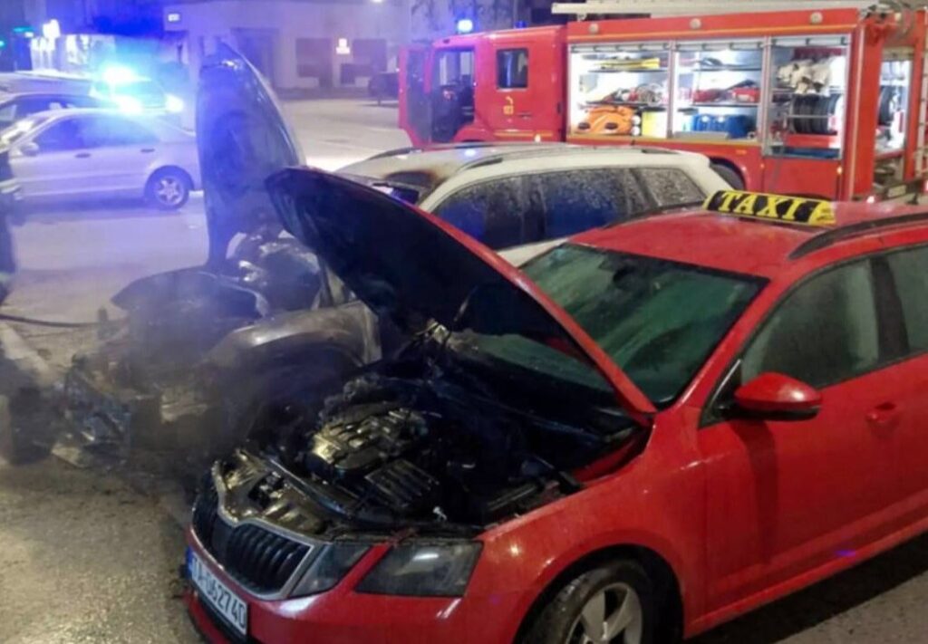 Drama na Palama: Dva automobila potpuno izgorjela u požaru