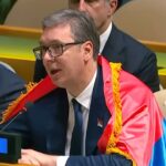 Vučić iz Predsjedništva odnio zastavu Srbije kojom se ogrnuo u UN-u kada je usvojena Rezolucija o Srebrenici