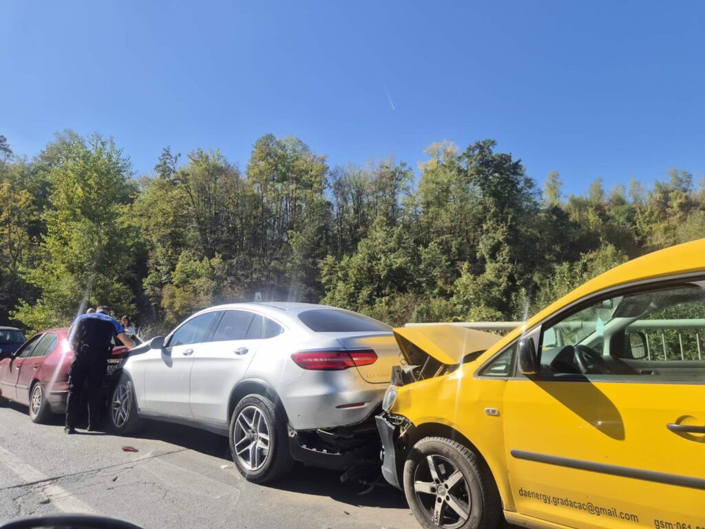 Lančani sudar na izlazu iz Srebrenika, saobraćaj usporen