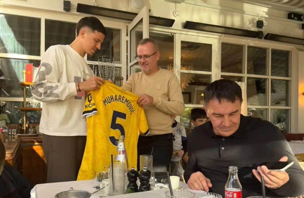 FOTO/ Muharemović u Leedsu ugostio učitelja iz djetinjstva, poklonio mu ulaznice za utakmicu