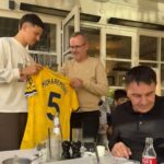 FOTO/ Muharemović u Leedsu ugostio učitelja iz djetinjstva, poklonio mu ulaznice za utakmicu