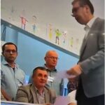 Oglasio se član biračkog odbora koji je Vučiću dao glasački listić: “Kada je došao, jedva je hodao, on je znao da je gotov”