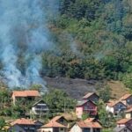 Veliki požar na deponiji u Goraždu: Vatrogasci se bore s vatrenom stihijom